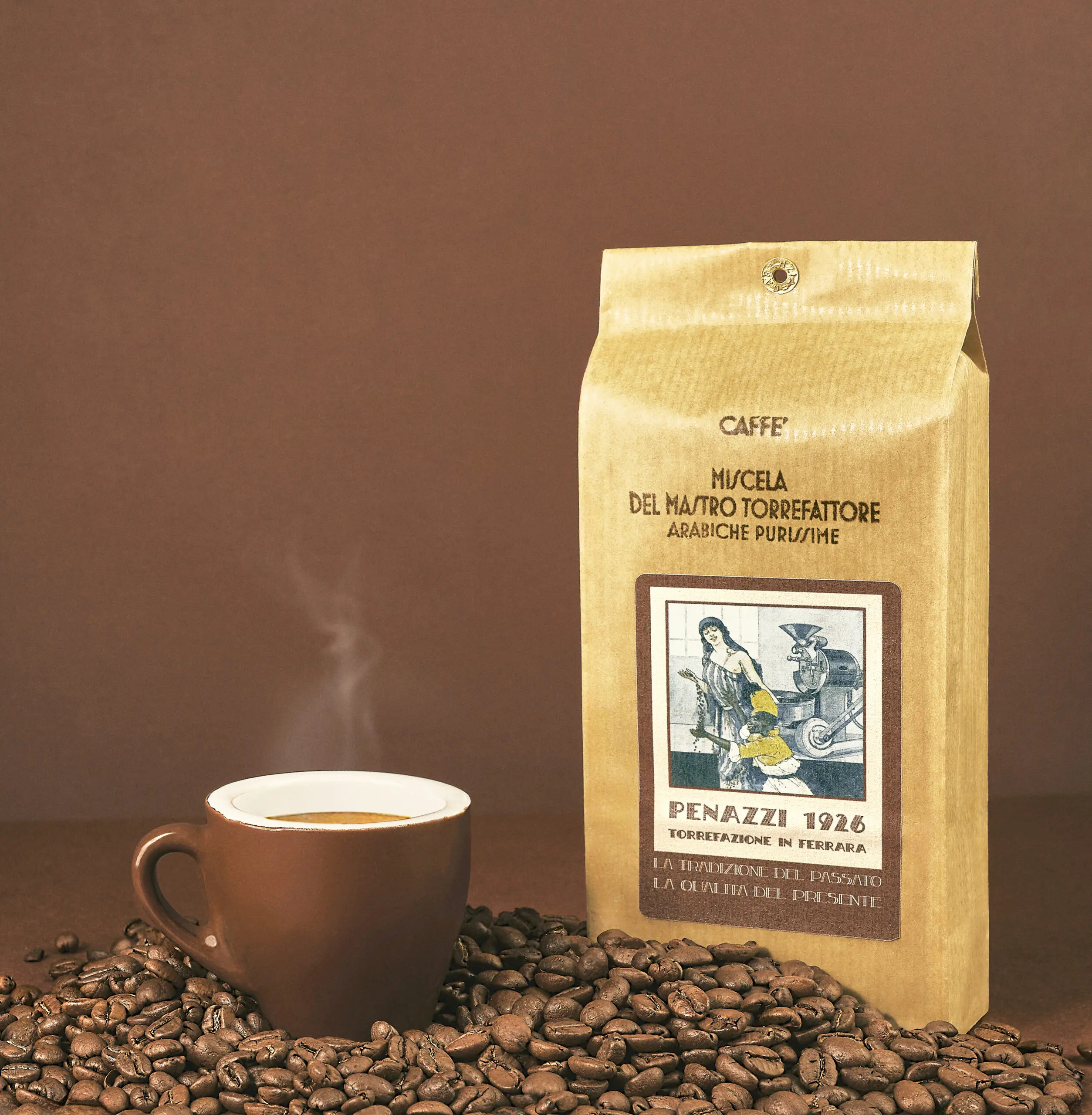 Tazzina fumante di caffè accanto alla miscela del Mastro Torrefattore Penazzi 1926 tra chicchi sparsi, simbolo di gusto e tradizione