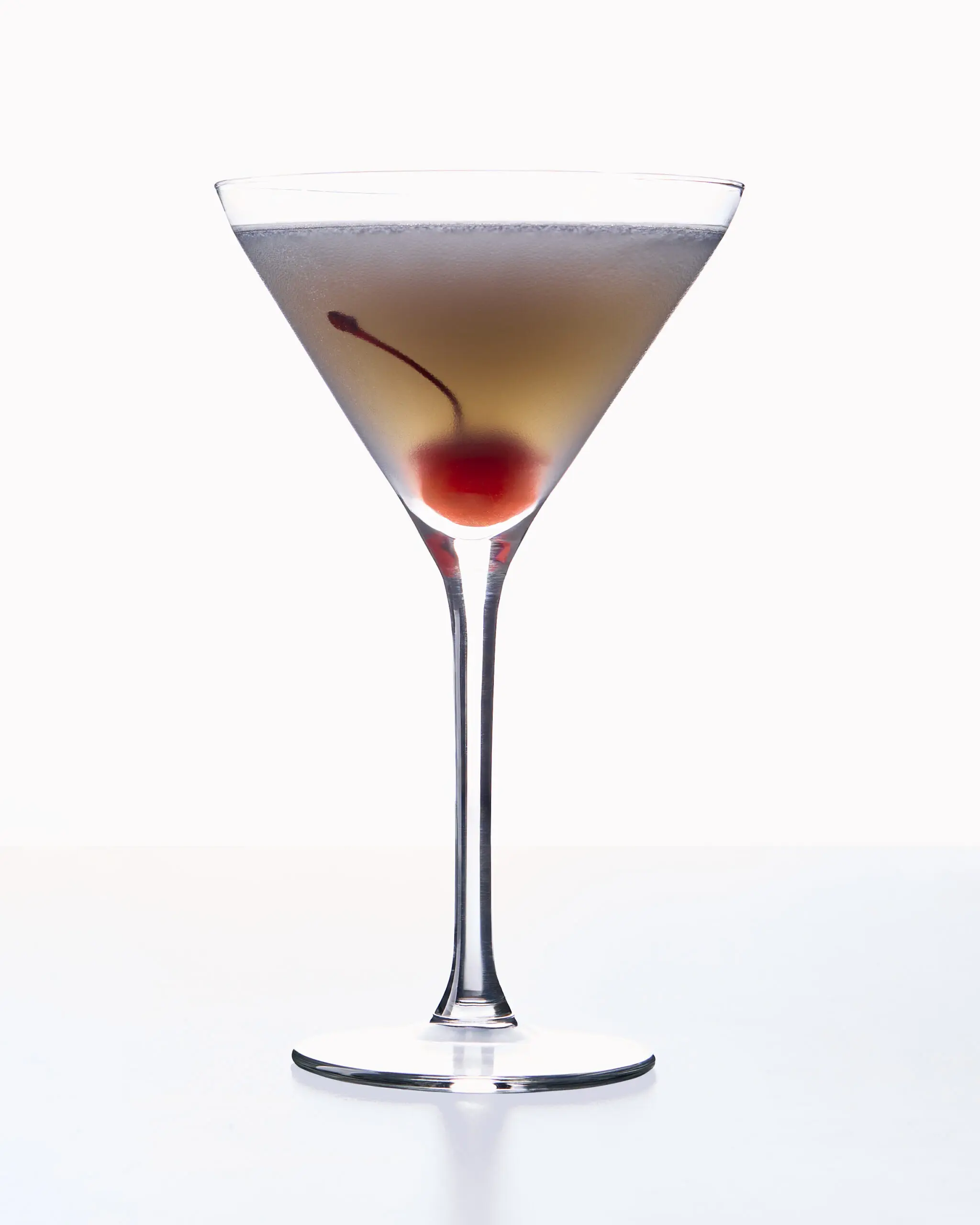 Cocktail in coppa martini su sfondo bianco in stile packshot